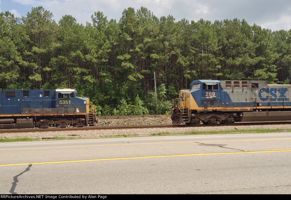 CSX 5351 passes as 289 waits for green